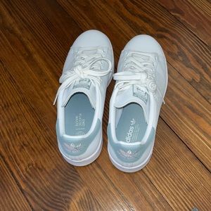 Stansmith adidas size 6 1/2 (shoe runs big I’m normally a 7.5). Lightly worn.
